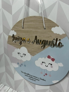 Porta Maternidade Nuvem céu estrelado irmãos acrílico prata com versículo Samuel 1:27 - Sabiá Personalizados