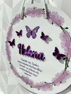 Porta Maternidade Borboleta jardim encantado lilás com versículo 17:8 com aplique borboletas - Sabiá Personalizados