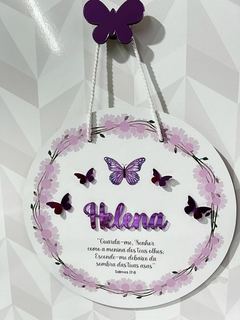 Porta Maternidade Borboleta jardim encantado lilás com versículo 17:8 com aplique borboletas - comprar online