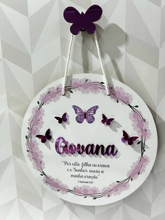 Porta Maternidade Borboleta jardim encantado lilás com versículo 1:27 e aplique borboletas - comprar online