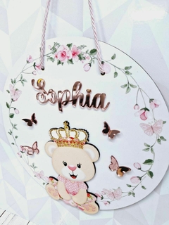 Porta Maternidade Ursinha princesa com aplique e pendurador de borboleta na internet