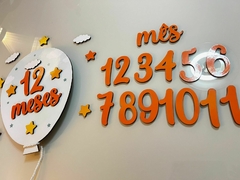 Kit mêsversário Céu estrelado numeros laranja e estrelas amarelas - Sabiá Personalizados