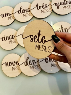Kit mêsversário redondo na cor beje na internet