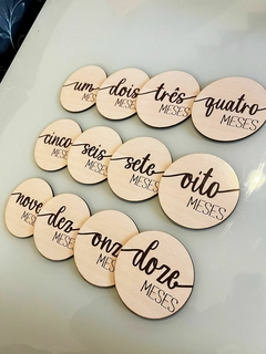 Kit mêsversário redondo na cor beje - Sabiá Personalizados