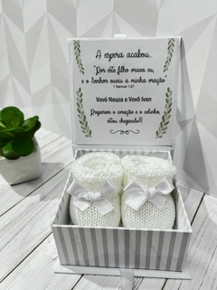 Caixa com sapatinho para revelação de gravidez versículo Samuel 1:27 na internet