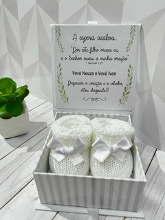 Caixa com sapatinho para revelação de gravidez versículo Samuel 1:27 - comprar online