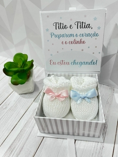 Caixa com sapatinho para revelação de gravidez Titia e Titio na internet