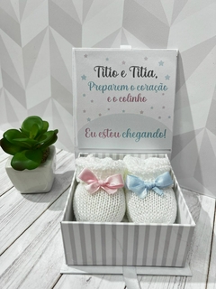 Caixa com sapatinho para revelação de gravidez Titia e Titio - comprar online