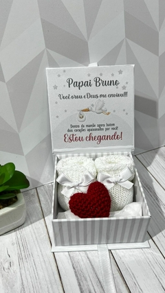 Caixa com sapatinho para revelação de gravidez Papai personalizado na internet