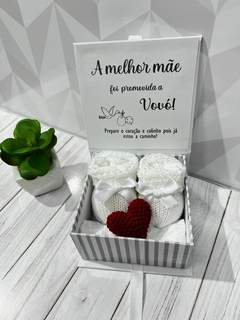 Caixa com sapatinho para revelação de gravidez a melhor mãe para vovó - comprar online