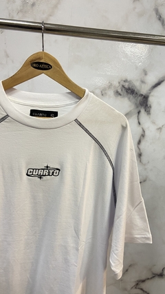 REMERA CUARTO VIVO BLANCA - ORO AZTECA
