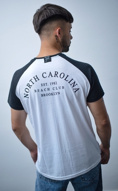 REMERA CAROLINA REGULAR - ORO AZTECA