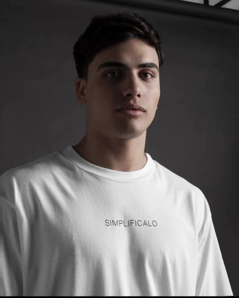 REMERA SIMPLIFICALO WHITE OVER