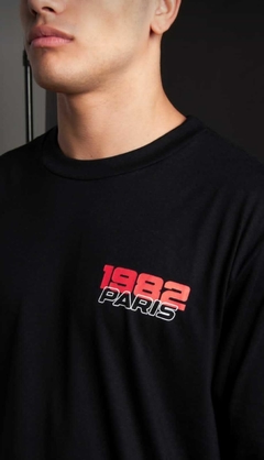 REMERA 1982 PARIS BLACK OVER - comprar online