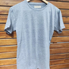 Remera gris lisa en internet
