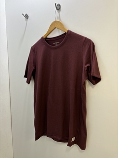 REMERA LISA BÁSICA BORDO en internet