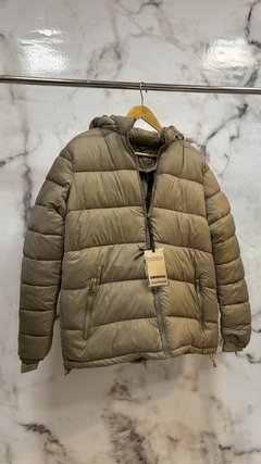 CAMPERA PUFFER CON PIEL BEIGE en internet