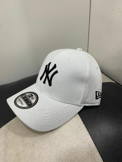 GORRA NY WHITE AND BLACK