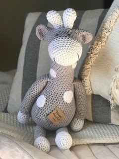 jirafa clara gris
