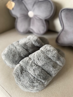 pantuflas cerradas grises