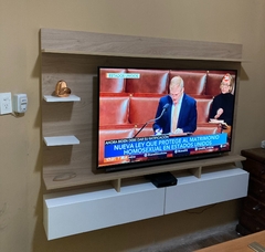 Panel de TV con estantes y dos puertas rebatibles para tv hasta 55"
