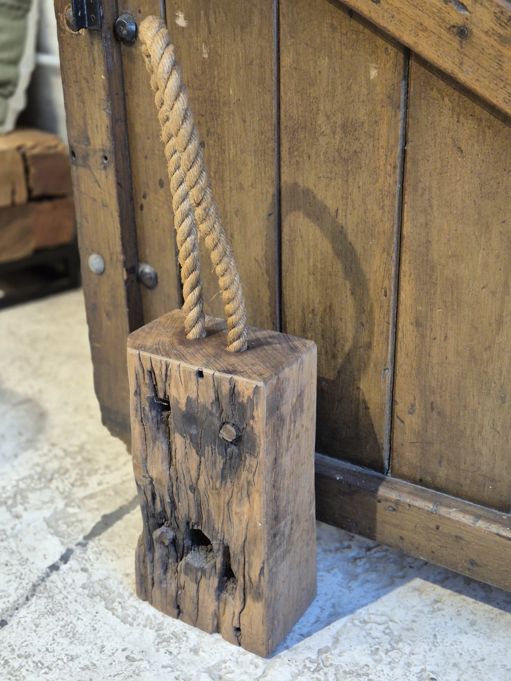 DOORSTOP TOCO MADERA CON SOGA
