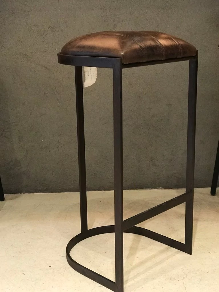 TABURETE LOUNGE SIN RESPALDO ASIENTO DE CUERO
