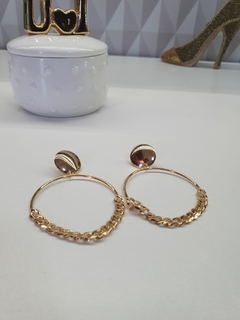 Brinco de Argola frontal, com corrente Grumet na borda inferior, banhado no ouro 18k. - comprar online