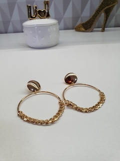 Brinco de Argola frontal, com corrente Grumet na borda inferior, banhado no ouro 18k.