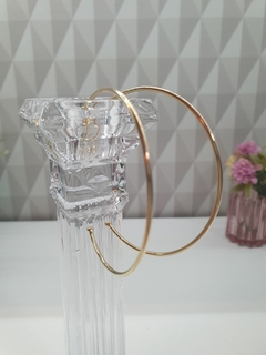 Brinco de Argola no tamanho G, lisa, leve, com o aro fino, banhado no ouro 18k. - ENFEITE DE MULHER