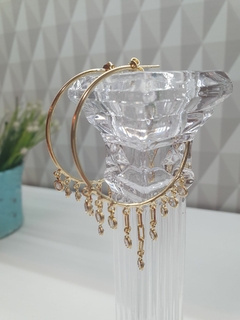 Brinco de Argola tamanho MÉDIO, com cascata de zircônias, banhado em Ouro 18k.