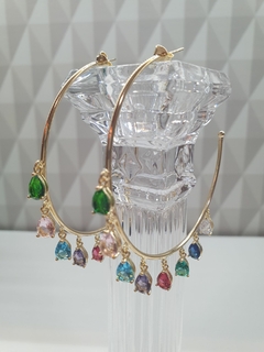 Brinco de argola tamanho G, com pedrinhas coloridas, banhado em ouro 18k.