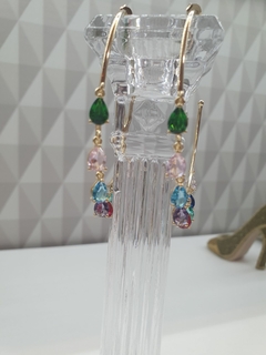 Brinco de argola tamanho G, com pedrinhas coloridas, banhado em ouro 18k. - comprar online