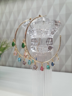 Brinco de argola tamanho G, com pedrinhas coloridas, banhado em ouro 18k. na internet