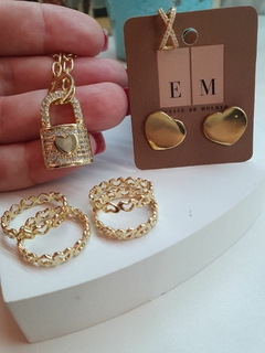 Chocker com pingente de cadeado cravejado, banhado em ouro 18K. na internet