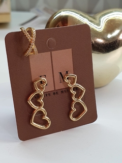 Brinco Ear Cuff com sequência de 3 corações vazados, em tamanhos crescentes, banhado no ouro 18k.