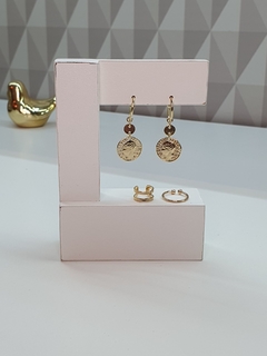 Brinco de argolinha com pingente de medalhinha romana, banhado em ouro 18k. - comprar online