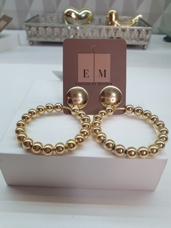Brinco de argola frontal, com borda em bolinhas, banhado em ouro 18k.