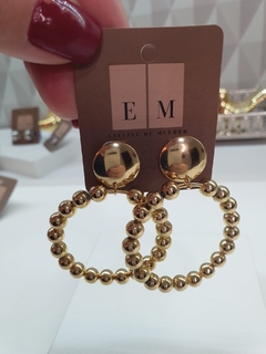 Brinco de argola frontal, com borda em bolinhas, banhado em ouro 18k. - comprar online
