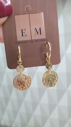 Brinco de argolinha com pingente de medalhinha romana, banhado em ouro 18k.
