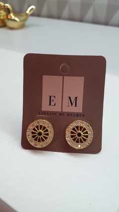 Brinco modelo pizza com bordas cravejadas em zircônias brancas e negra, banhado em ouro 18k.