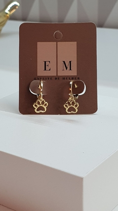 Brinco de argolinha com pingente PATINHA vazada PET LOVER, banhado em ouro 18k.