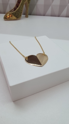 Chocker com corrente em rabo de gato e pingente de coração abaulado, banhado em ouro 18k.