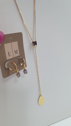 Colar gravatinha com ponto de luz ametista, finalizado com plaquinha em gota, banhado em ouro 18k. - comprar online