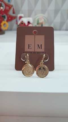 Brinco de argolinha com pingente médio de âncora, banhado em ouro 18k.