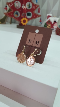 Brinco de argolinha com pingente médio de âncora, banhado em ouro 18k. - comprar online