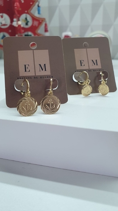 Brinco de argolinha com pingente médio de âncora, banhado em ouro 18k. na internet