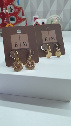 Brinco de argolinha com pingente pequeno de âncora, banhado em ouro 18k. - comprar online