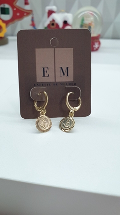 Brinco de argolinha com pingente pequeno de âncora, banhado em ouro 18k.