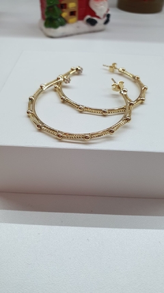 Brinco de argola médio com microbolinhas, com pontinho de zircônia, banhado em ouro 18k. - ENFEITE DE MULHER